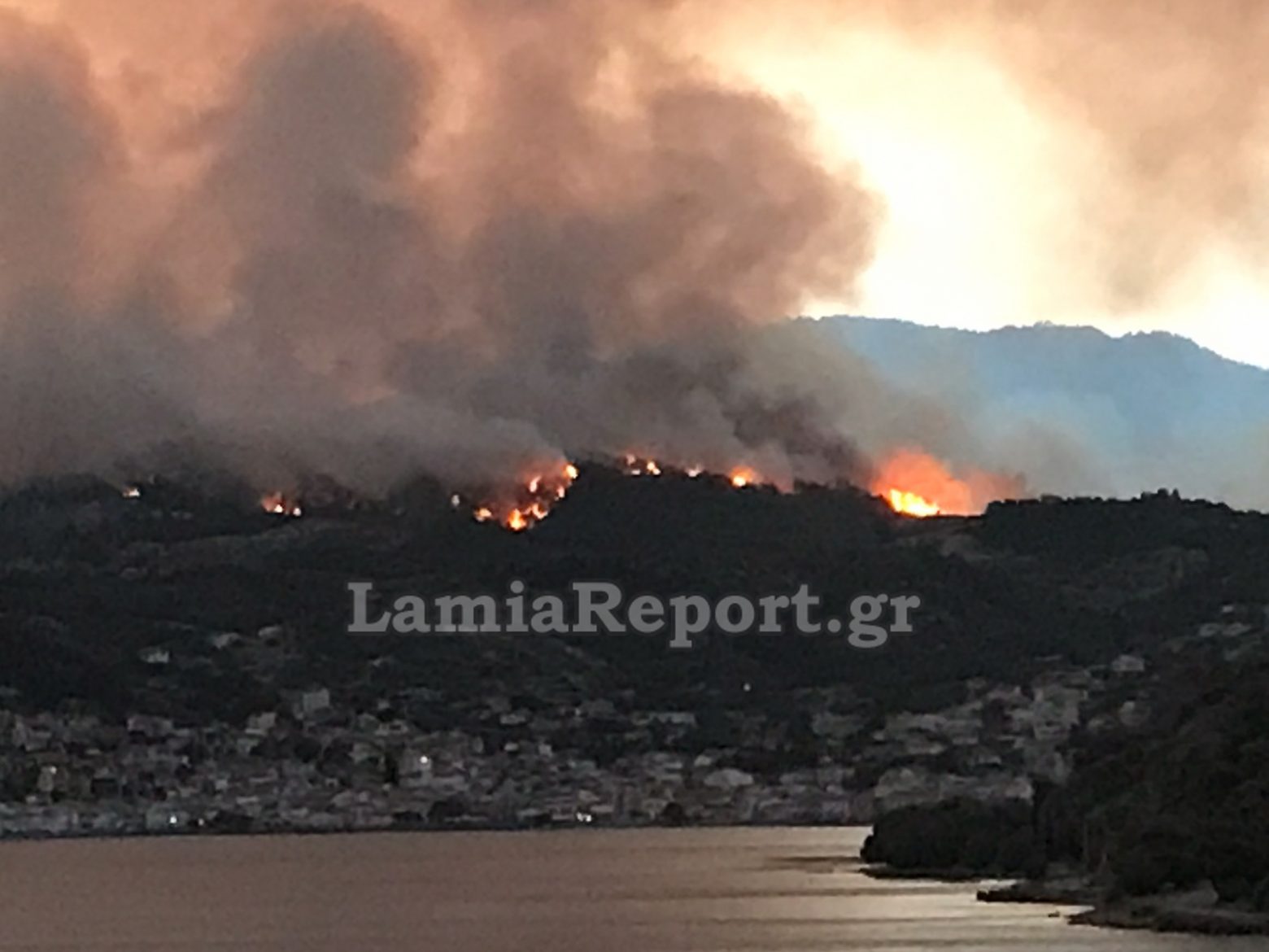 Λίμνη Εύβοιας – Η θάλασσα σταμάτησε τις φλόγες, κάηκαν σπίτια – Τρία τα μεγάλα μέτωπα