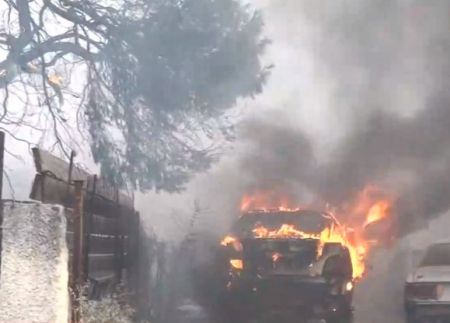Φωτιά στη Βαρυμπόμπη – Συγκλονιστικό βίντεο – Μέσα στα σπίτια οι φλόγες