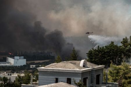 Φωτιά στην Βαρυμπόμπη – Σε κίνδυνο η ηλεκτροδότηση της Ανατολικής Αττικής – Έκτακτη σύσκεψη στις 18.30