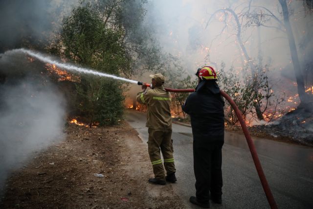 Ρόδος – Μάχη με τις αναζωπυρώσεις δίνουν πυροσβέστες και εθελοντές στο νησί | tovima.gr