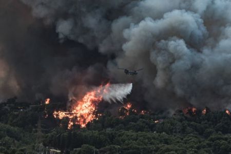 Φωτιά στη Βαρυμπόμπη – Μάχη με τον χρόνο δίνουν οι πυροσβέστες – Απομακρύνθηκαν οι εγκλωβισμένοι