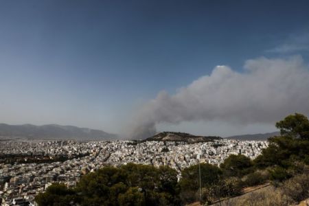 Φωτιά στη Βαρυμπόμπη – Εκκενώνεται οικισμός – Νέο μήνυμα από το το 112