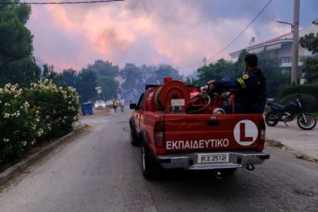 Φωτιά στη Βαρυμπόμπη – Νέος συναγερμός στην Πυροσβεστική – Έντονες αναζωπυρώσεις ΤΩΡΑ στις Αδάμες