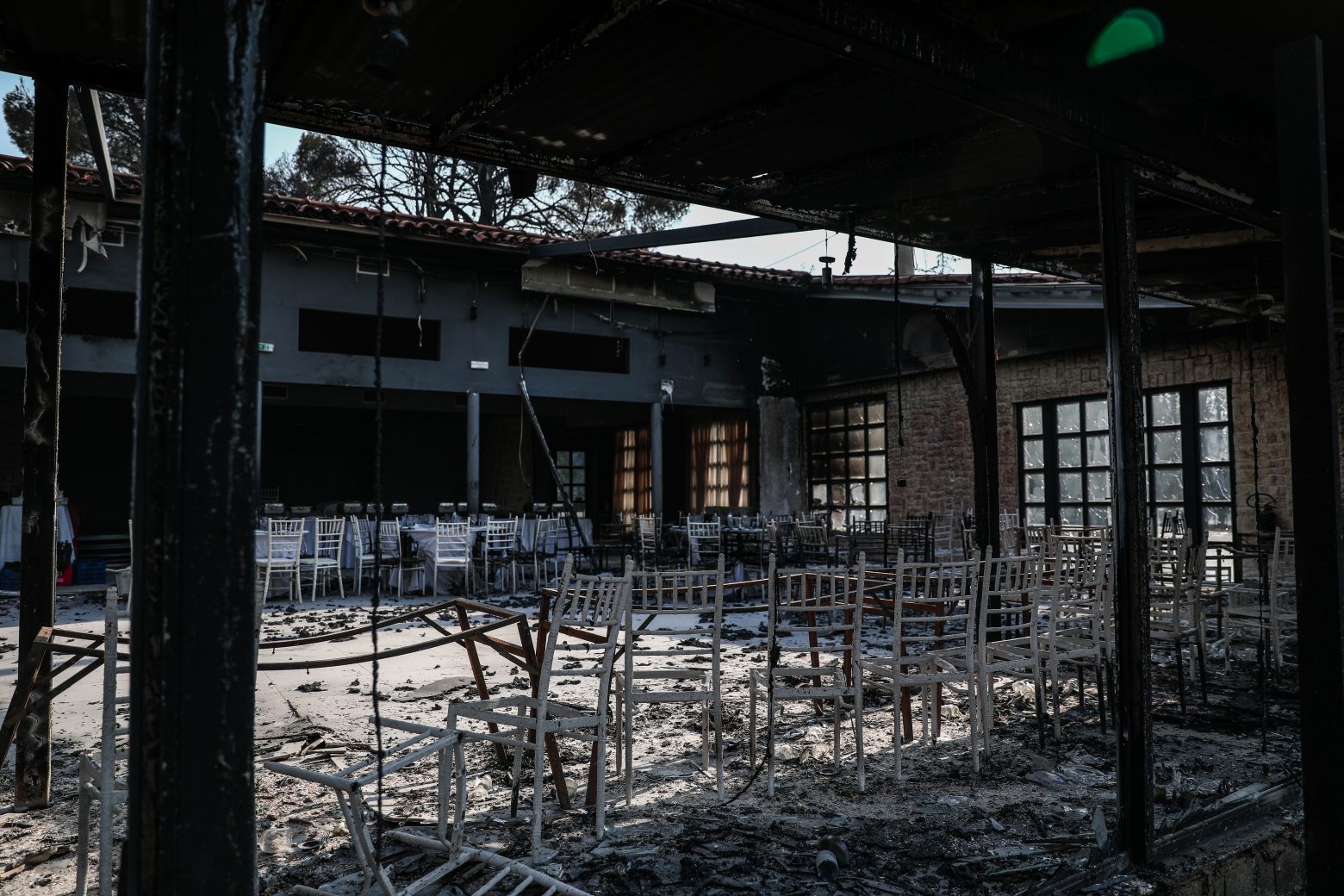 Φωτιά στη Βαρυμπόμπη – 80 σπίτια και δεκάδες αυτοκίνητα παραδόθηκαν στις φλόγες