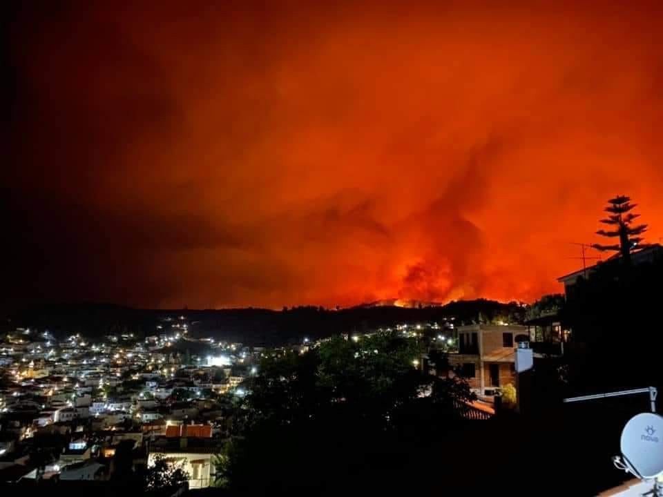 Φωτιά στην Εύβοια – Οι φλόγες περικυκλώνουν τη Μονή Οσίου Δαυίδ