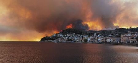 Φωτιά στην Εύβοια – Καπνός και έλλειψη ορατότητας κρατούν καθηλωμένα τα εναέρια μέσα