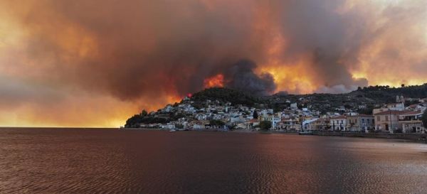 Φωτιά στην Εύβοια – Καπνός και έλλειψη ορατότητας κρατούν καθηλωμένα τα εναέρια μέσα | tovima.gr