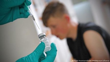 Κοροναϊός – Η Βρετανία θα εμβολιάσει τους 16-17 ετών με Pfizer