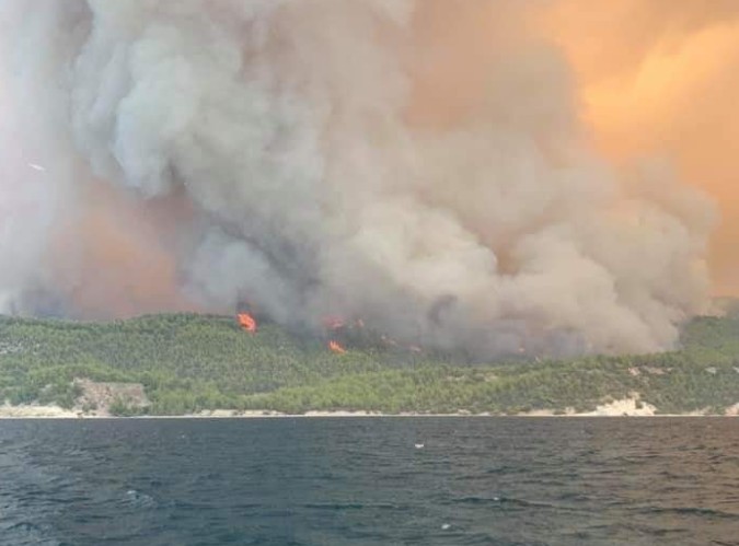 Φωτιά στην Εύβοια – Πληροφορίες για αποκλεισμένους – «Βοηθήστε μας, θα θρηνήσουμε ανθρώπινες ζωές»
