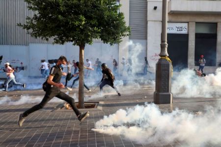 Δακρυγόνα και πέτρες στη Βουλή του Λιβάνου – 6 τραυματίες διαδηλωτές