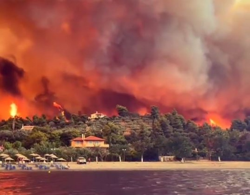 Φωτιά Εύβοια – Ασύλληπτες εικόνες από τον πύρινο εφιάλτη – Ολιγωρία καταγγέλουν τοπικοί άρχοντες