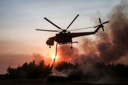 Σε πύρινο κλοιό η χώρα – Συγκλονιστικές εικόνες από τα μέτωπα