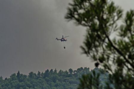 Αναζωπυρώθηκαν οι φωτιές στην Κοζάνη – Ανησυχία στον οικισμό των Σαρακατσάνων