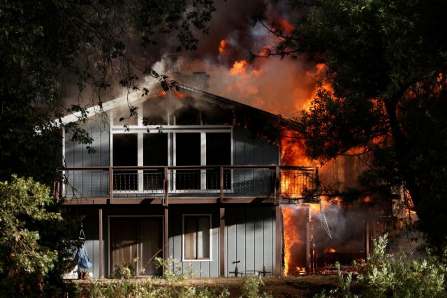Πυρκαγιές στην Καλιφόρνια – 2.000 άνθρωποι απομακρύνθηκαν από τα σπίτια τους | tovima.gr