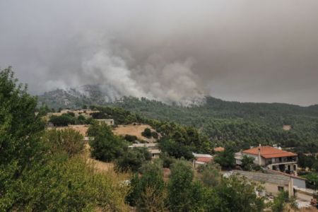 Η Εύβοια παραδομένη στις φλόγες – Εκκενώνεται η Αγία Άννα και τρεις ακόμα οικισμοί