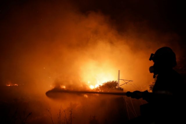Φωτιά στην Αττική – Η φωτιά έχει κυκλώσει το χωριό των Αφιδνών