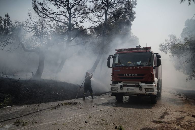 Φωτιά στη Βαρυμπόμπη – Πού έχει διακοπεί η κυκλοφορία | tovima.gr