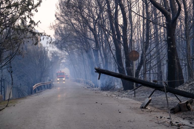 Φωτιά στη Βαρυμπόμπη – Ποιοι δρόμοι είναι κλειστοί | tovima.gr
