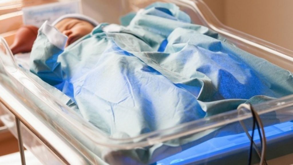 Στη ΜΕΘ βρέφος 19 ημερών με κορωνοϊό – Σε βαριά κατάσταση νοσηλεύεται και ο πατέρας