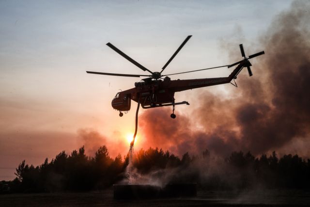 Σε πύρινο κλοιό η χώρα – Συγκλονιστικές εικόνες από τα μέτωπα