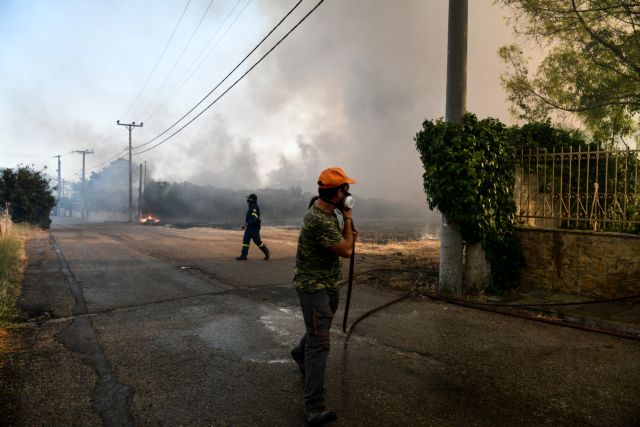 Φωτιές στην Αττική – Στη ΜΕΘ διασωληνωμένοι δύο εθελοντές πυροσβέστες | tovima.gr