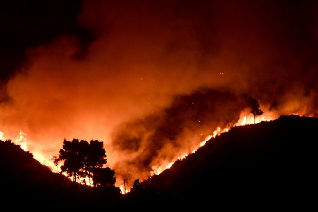 Φωτιά – Οι φλόγες μπήκαν στην Ιπποκράτειο Πολιτεία και απειλούν σπίτια