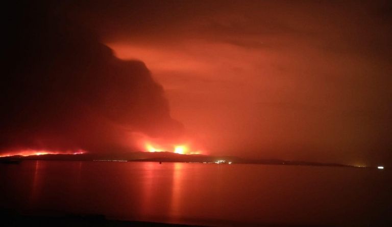 Φωτιά στην Εύβοια – 631 άνθρωποι απεγκλωβίστηκαν από παραλίες – Εκκενώνονται κι άλλα χωριά | tovima.gr