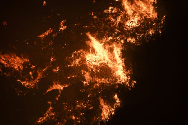 Πρόεδρος κοινότητας Αφιδνών – Η φωτιά έχει κυκλώσει όλο το χωριό – Κάηκαν σπίτια και επιχειρήσεις | tovima.gr