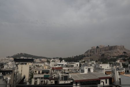 Φωτιά στην Αττική – Το νέφος καπνού πάνω από την Αθήνα «εξαφάνισε» την Ακρόπολη