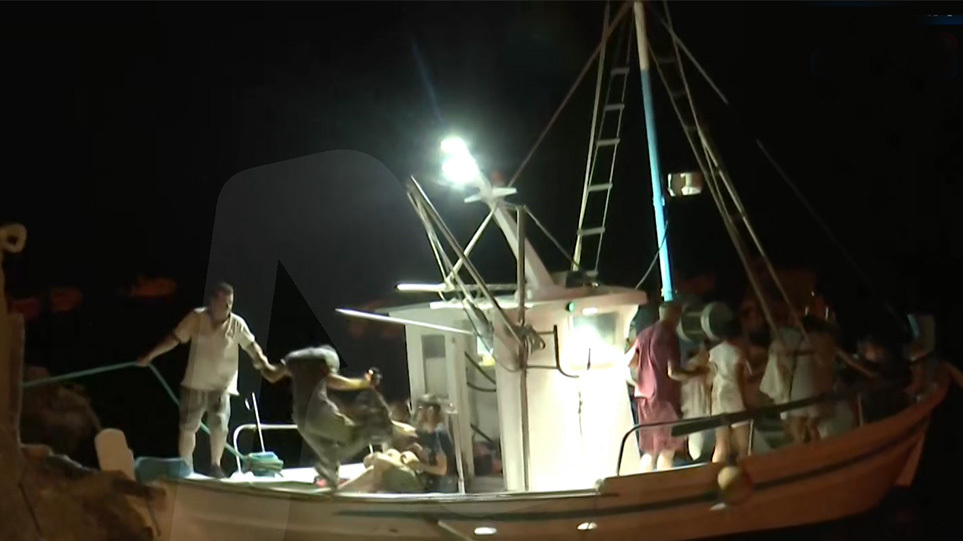 Φωτιά στην Εύβοια – Απεγκλωβίστηκαν διά θαλάσσης πάνω από 200 άτομα στην Αγία Άννα – Εκκενώθηκε και η Στροφυλιά