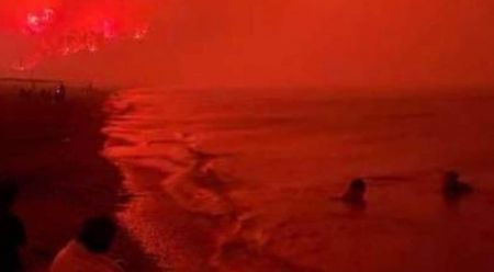 Φωτιά στην Εύβοια – Απόκοσμη φωτογραφία με την παραλία της Αγίας Άννας «πνιγμένη» στο κόκκινο της φωτιάς