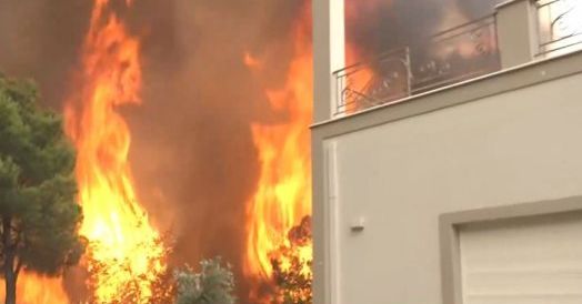 Φωτιά στην Αττική – Στα σπίτια οι φλόγες στην Ιπποκράτειο Πολιτεία – Κινδύνεψε τηλεοπτικό συνεργείο | tovima.gr