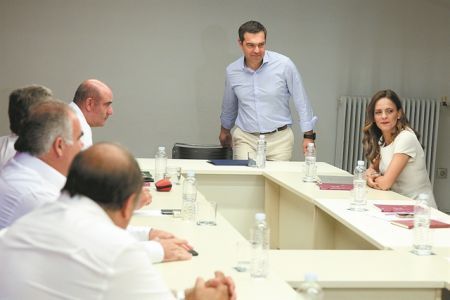 Ο ΣΥΡΙΖΑ βλέπει ρωγμές στην «πανοπλία» Μητσοτάκη