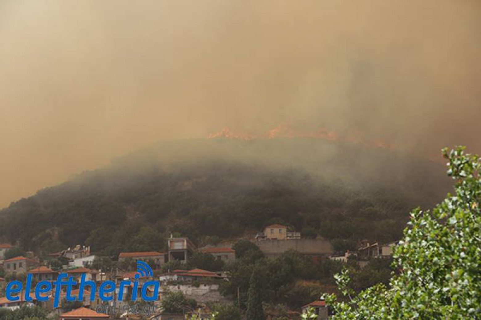Διπλό μέτωπο φωτιάς στη Μεσσηνία – Κάηκαν σπίτια στο Καρνάσι – «Η κατάσταση είναι δύσκολη»