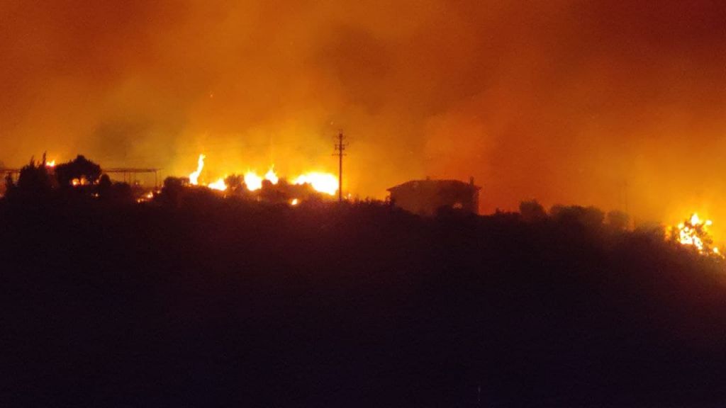 Πέρασε στην Εθνική Οδό η φωτιά στα διόδια Αφιδνών – Έλιωσε ο δρόμος