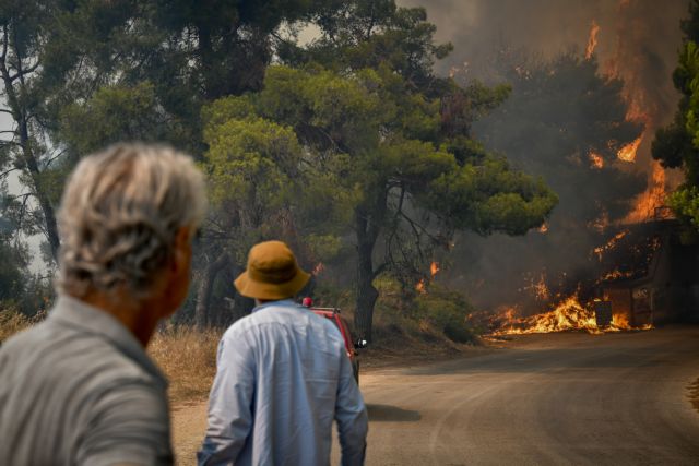 Σταμάτησαν τις φλόγες λίγο πριν το Μοναστήρι στη Μαλεσίνα – Υπό μερικό έλεγχο η φωτιά