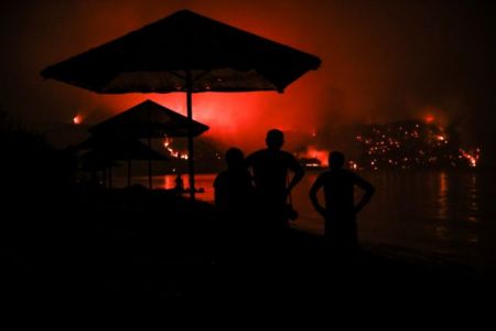 Φωτιά στην Εύβοια – «Βοηθήστε μας, θα καούμε ζωντανοί» – Δραματικές εκκλήσεις κατοίκων