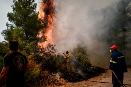 Φωτιές στην Αττική – Συνεχείς αναζωπυρώσεις σε Πάρνηθα, Ιπποκράτειο Πολιτεία και Θρακομακεδόνες