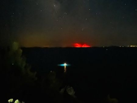 Φωτιά στην Εύβοια – Συγκλονιστική εικόνα – Η πυρκαγιά φαίνεται… ακόμα και από τη Χαλκιδική