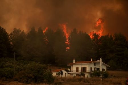 Φωτιά στην Εύβοια – Ανεξέλεγκτα μέτωπα και αναζωπυρώσεις παντού – Απειλούνται δεκάδες οικισμοί