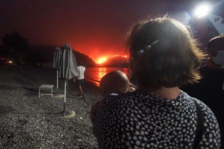 Φωτιά στην Εύβοια – Μαίνεται η πυρκαγιά στο νησί – «Μάχη» σε δύο μέτωπα