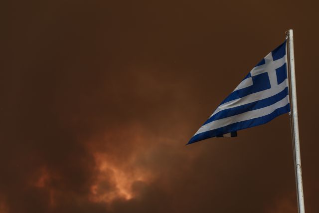 Φωτιά στην Εύβοια – Οι φλόγες μπήκαν στις Γούβες και απειλούν το Πευκί – Συνεχείς εκκενώσεις διά θαλάσσης