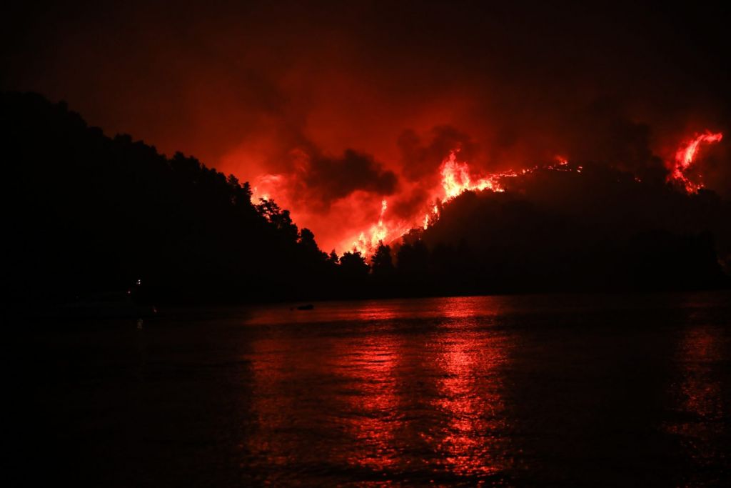Φωτιά – Παραδομένη στις φλόγες η Εύβοια – Σε επιφυλακή πλωτά μέσα