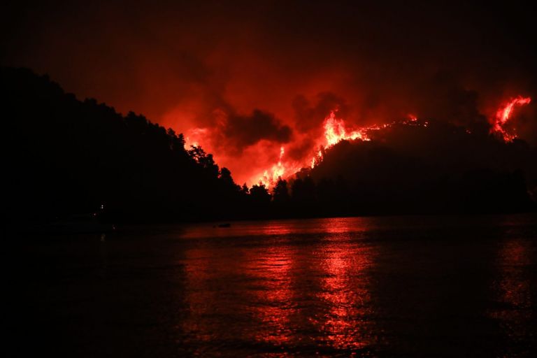 Φωτιά – Παραδομένη στις φλόγες η Εύβοια – Σε επιφυλακή πλωτά μέσα | tovima.gr