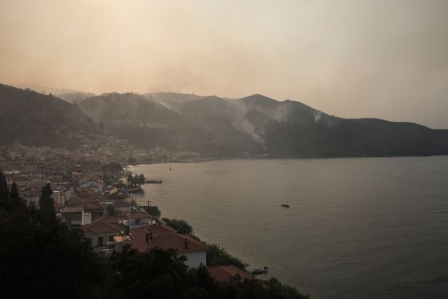 Φωτιά στην Εύβοια – Μήνυμα στους κατοίκους Αιδηψού και Ιστιαίας να κλείσουν καμινάδες, παράθυρα, πόρτες
