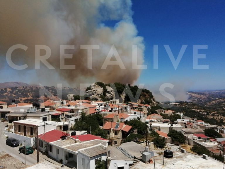 Ηράκλειο: Μεγάλη φωτιά στον Άγιο Θωμά – Χτύπησαν οι καμπάνες | tovima.gr