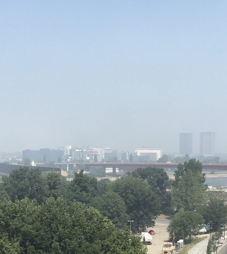 Βελιγράδι – Καπνός σκέπασε την πόλη – Εντολή στους κατοίκους να μείνουν στα σπίτια τους