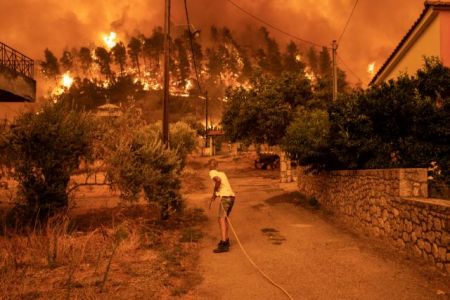 Φωτιά στην Εύβοια – Έκτη νύχτα αγωνίας – Τρόμος για τους αναζωπυρώσεις – Στους δρόμους οι κάτοικοι