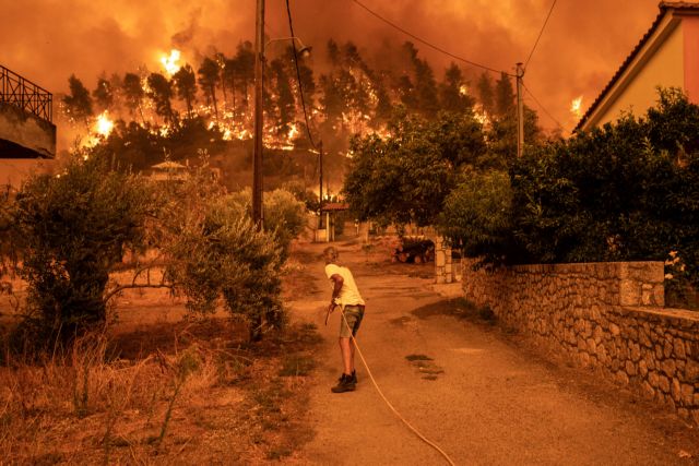 Φωτιά στην Εύβοια – Έκτη νύχτα αγωνίας – Τρόμος για τους αναζωπυρώσεις – Στους δρόμους οι κάτοικοι | tovima.gr