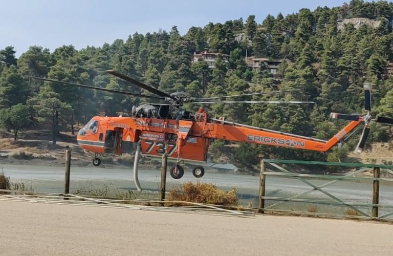 Φωτιά στην Αττική – Η στιγμή που ελικόπτερο εφοδιάζεται από τη λίμνη Μπελέτσι | tovima.gr